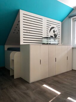 dětská postel s papouškem a skříňkami - 3