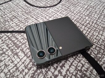 Samsung Z Flip 4 5G, 256 GB - cerny - 3