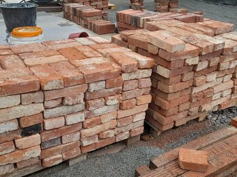 Staré kvalitní cihly z roku 1925. Plzeň město - 3