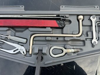 BMW 5er E39 sedan výbava nářadí - 3