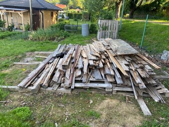 Zbytek prken na topení ze stavby - 3