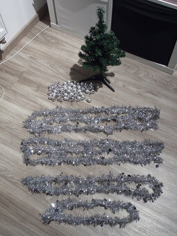 Malý umělý vánoční stromeček a stříbrné ozdoby - 3