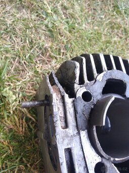 Prodám válec hlavu prípadně píst nálezový stav - 3