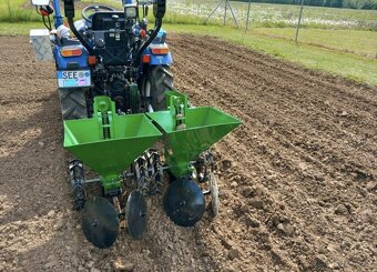 Dvouradý sazeč brambor KSN-68 pro minitraktory - 3