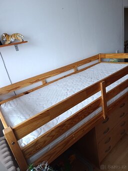 Prodám dětskou patrovou postel masív - 3