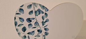 Dekorativní bílé srdce na stojánku s potiskem eukalyptu - 3