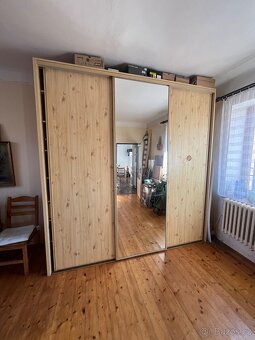 Velká skříň s posuvnými dveřmi se zrcadlem - 3