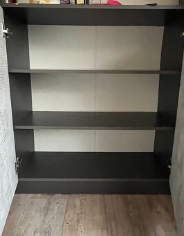 Prodám prostrannou skříňku - dobrý stav - 3