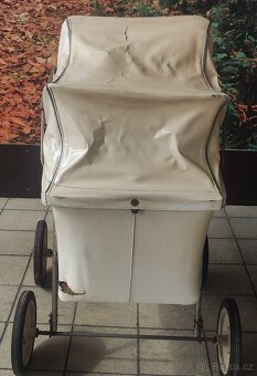 Starý dětský kočárek, panenky, hračky - 3