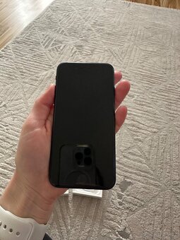 Apple iPhone SE 64Gb - 3