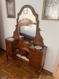 Starožitná ložnice - postel, toaletka, noční stolky - 3