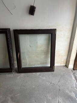 Prodám 2 hnědá okna 1,05m x 1,20m v pěkném stavu - 3