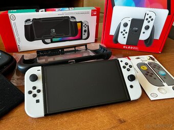 Nintendo Switch OLED + hra a pevný obal (výborný stav) - 3