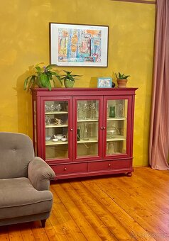 Originální dřevěná vitrína ve vintage stylu - 3