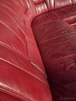 červená kožená sedačka - 3