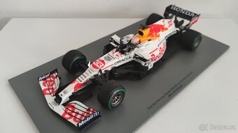 F1 Redbull RB16B Verstappen GP Turecka 2021 Spark 1:18 - 3