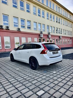 Volvo V60 2.4D D6/208kwPlug-in Hybrid,Summum,AWD, pěkný vůz - 3