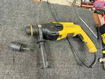 Příklepová vrtačka Dewalt d25113-qs - 3