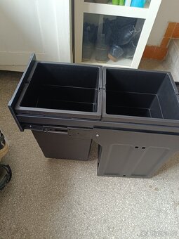 Vestavěný výsuvný odpadkový koš 2× 15 l - 3