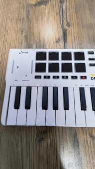 MIDI klávesy 25 – jako nové, elegantní bílé provedení 🎶
 - 3