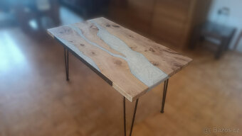 Konferenční stolek nový, dřevěný - jabloň / epoxid - 3