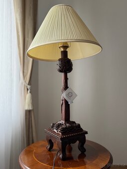 Větší stolní lampa s vyřezávanou nohou ze dřeva a látkovým s - 3