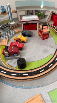 Dřevěná dráha - KidKraft Disney Cars 3 závodní okruh Florida - 3