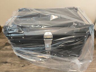 Zadní motokufr TopCase 65L hliníkový černý - 3