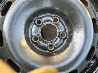 4x plechové disky 5x100 R15, zimní pneu 90% - 3