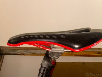 Starší silniční kolo v dobrém stavu - 3