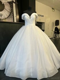 luxusní svatební šaty pro plnoštíhlé nevěsty - 3