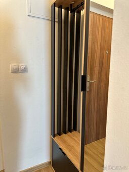 Předsíňová stěna se zrcadlem – perfektní stav - 3