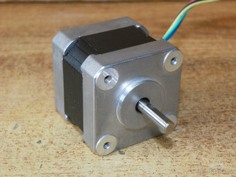 Krokový motor VEXTA PK244-03BA-C8, průchozí osa - 3