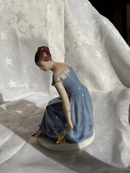 Porcelánová soška dívky s holibicemi - 3
