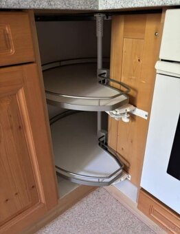 Kuchyně z borovice se spotřebiči a keramickým dřezem,5315 - 3