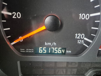 Mercedes Axor cisterna na asfalt - 3