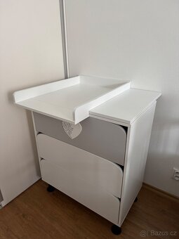 Komoda s přebalovacím nástavcem a dětská postýlka se zásuvko - 3
