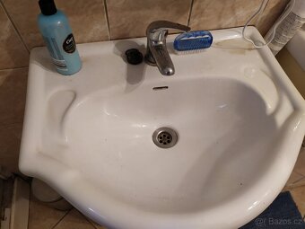 Koupelnová skříňka s umyvadlem a baterií - 3