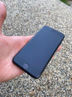 iPhone SE 2020 - baterie 100% - 3