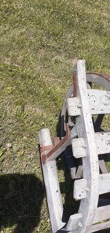 Dřevěnýřevěný trakař s loukoťovým kolem řezbou - 3