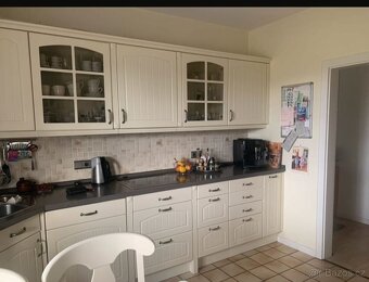 Kuchyňská linka v barvě vanilky, vč. spotřebičů, č. 3938 - 3