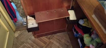 Šicí stroj ve stolku s příslušenstvím - 3
