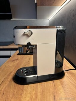 Pákový kávovar De'Longhi Dedica EC 685.W - 3