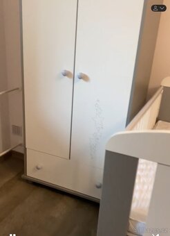 Dětský nábytek - postýlka, přebalovací pult a skříň - 3