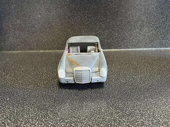 Mercedes Benz W111 220 SE heckflosse barn find 1:18 - 3