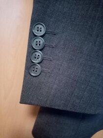 Značkový tmavě šedý oblek levně - 3