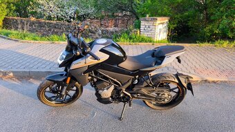 CF Moto 300NK - 2023 naj. 4900 km + T-BOX - stále v záruce - 3