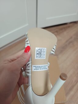 Krásné nové sandály na podpatku Bullboxer 38 - 3