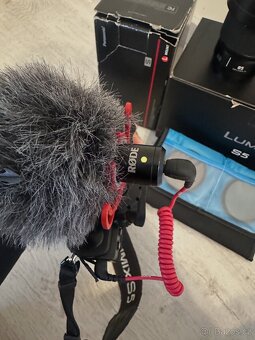 Panasonic Lumix S5 + 2 objektivy + Rode mic a další. - 3