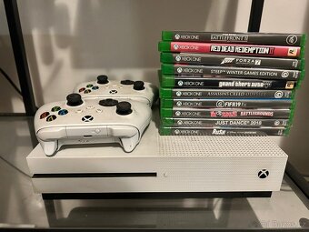 Xbox One S (1TB) + 2 ovladače + 10 Her - 3